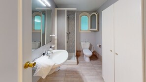 Bathtub, towels
