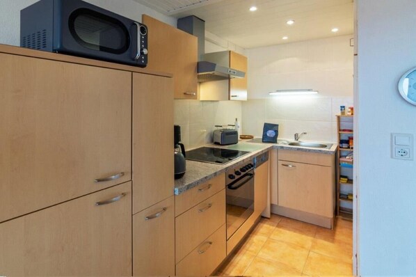 Kühlschrank, Mikrowelle, Ofen, Geschirrspüler