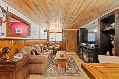 Coveted Lower Rattlesnake 2-Bedroom Gem—Now Offering Mid-Term Rentals!