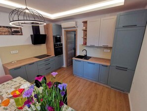 Kühlschrank, Mikrowelle, Ofen, Herdplatte