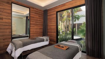 Salas de tratamiento para parejas, un sauna, una bañera de hidromasaje