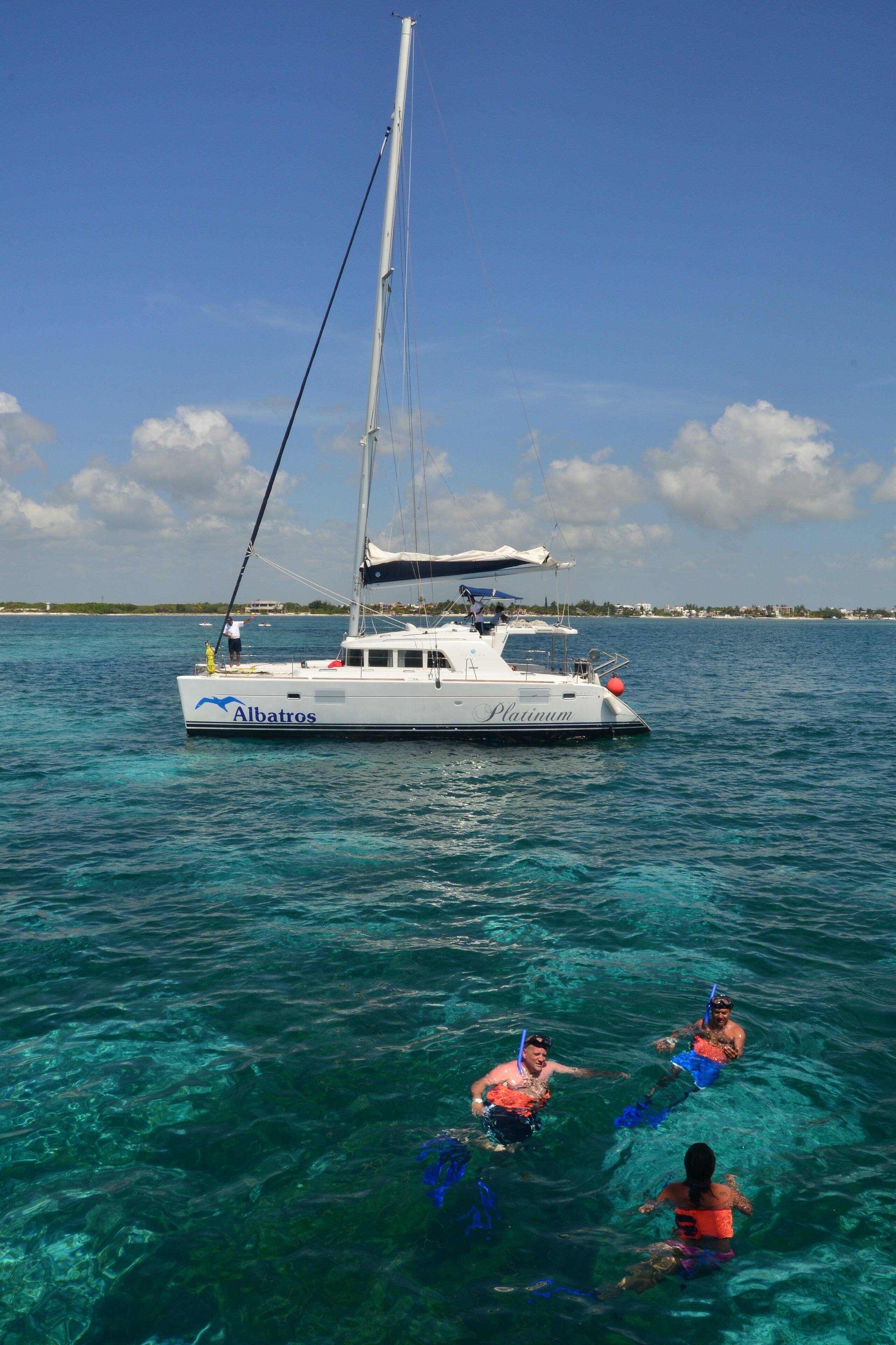 Un voilier nommé «Albatros», avec le mot «Platinum» écrit sur sa coque, flotte sur une eau d’un bleu limpide.
