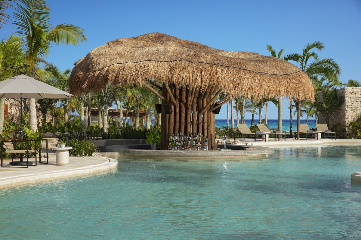 7 bars/lounges, 2 swim-up bars, poolside bar, beach bar