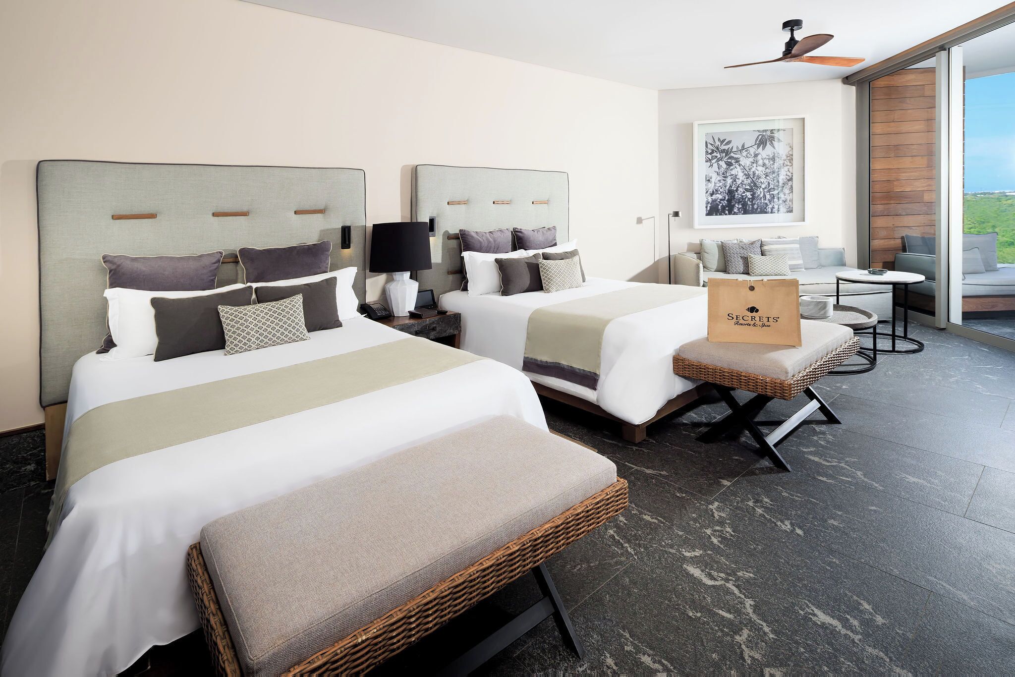 Ropa de cama de alta calidad y minibar 