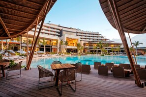 Ein Resort mit großem Pool, Außenbereich und einem mehrstöckigen Gebäude mit Balkonen.