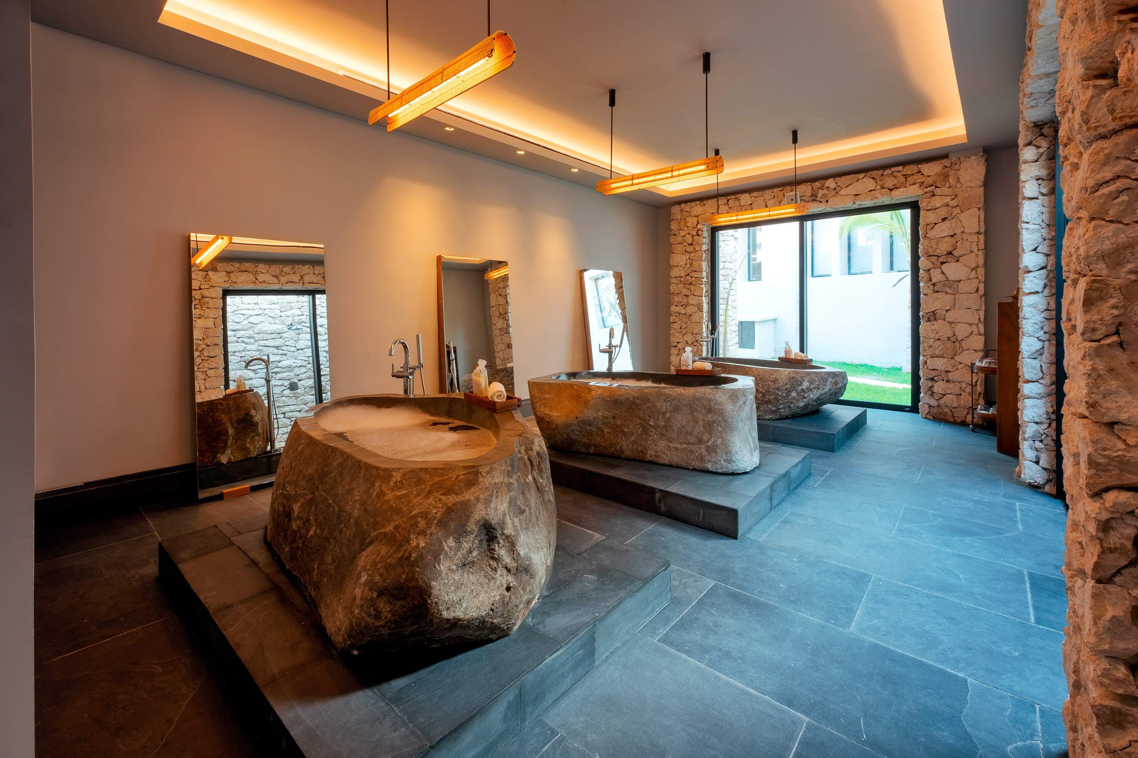 Behandelingskamers voor koppels, een sauna, een bubbelbad, een stoombad