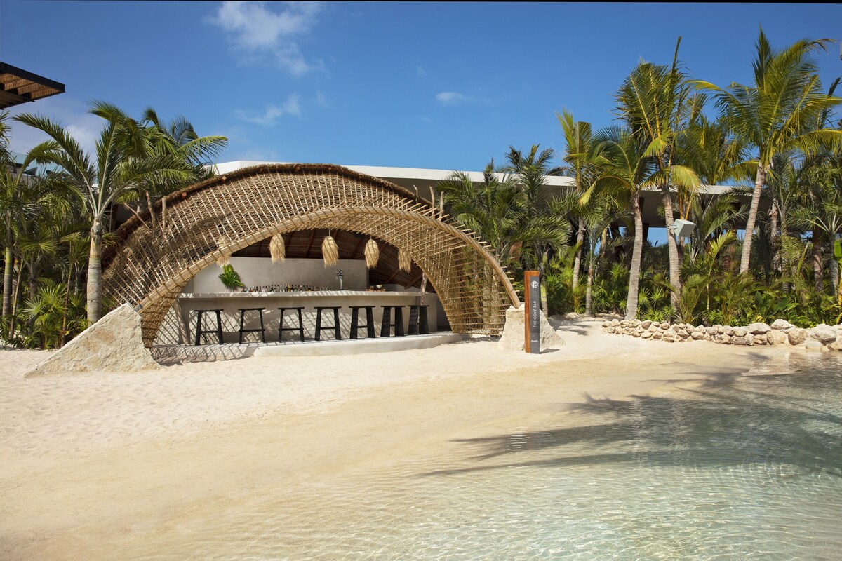 Poolside bar - Secrets Moxché Playa del Carmen - Adults Only - All Inclusive (Playa del Carmen)