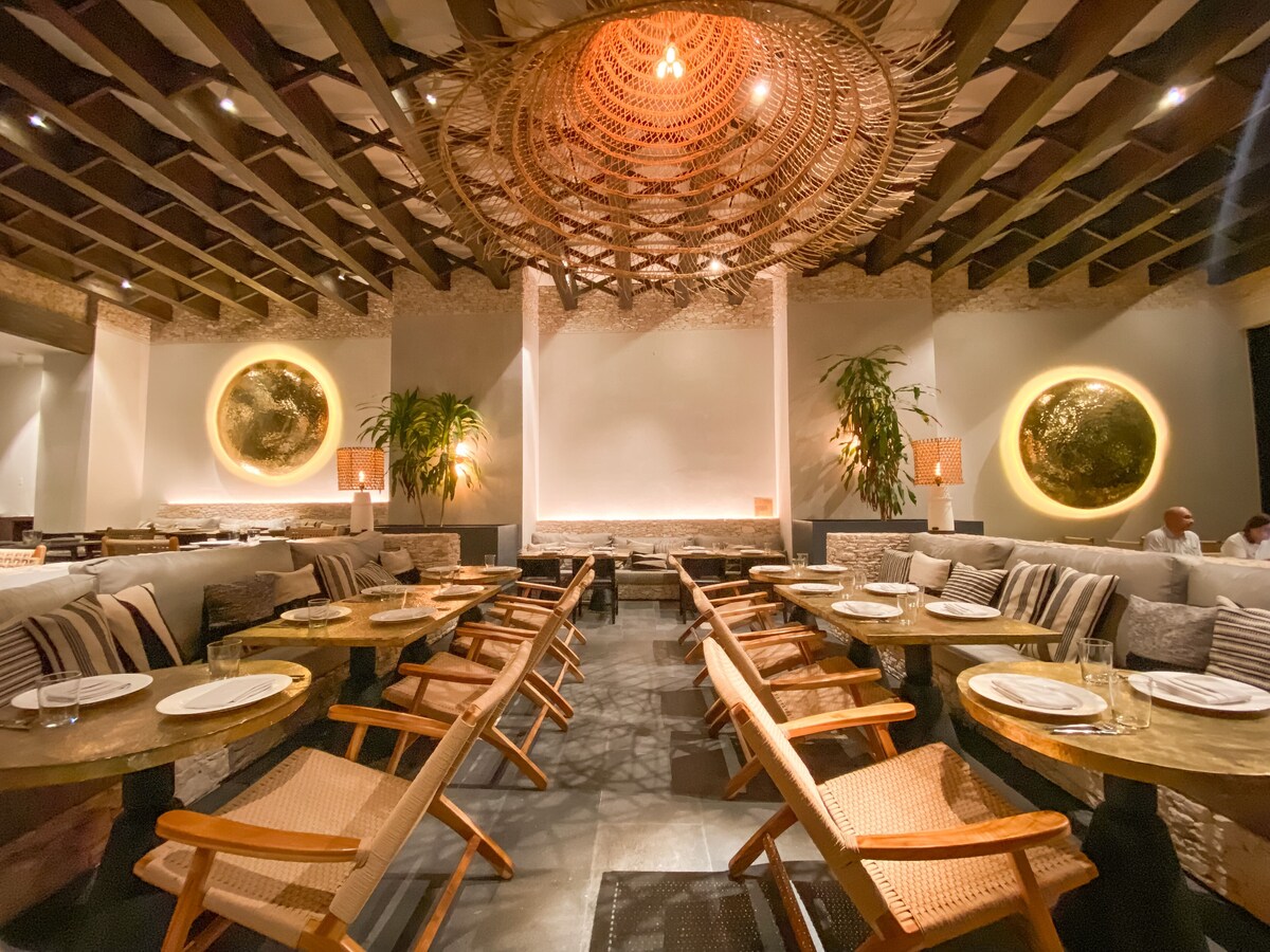 10 restaurants, breakfast, lunch, dinner served; international cuisine