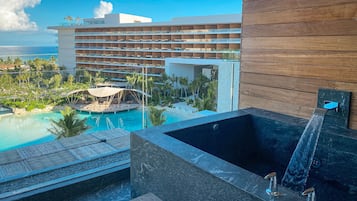 Ein Hotel mit Pool, Whirlpool und Blick auf den Ozean.