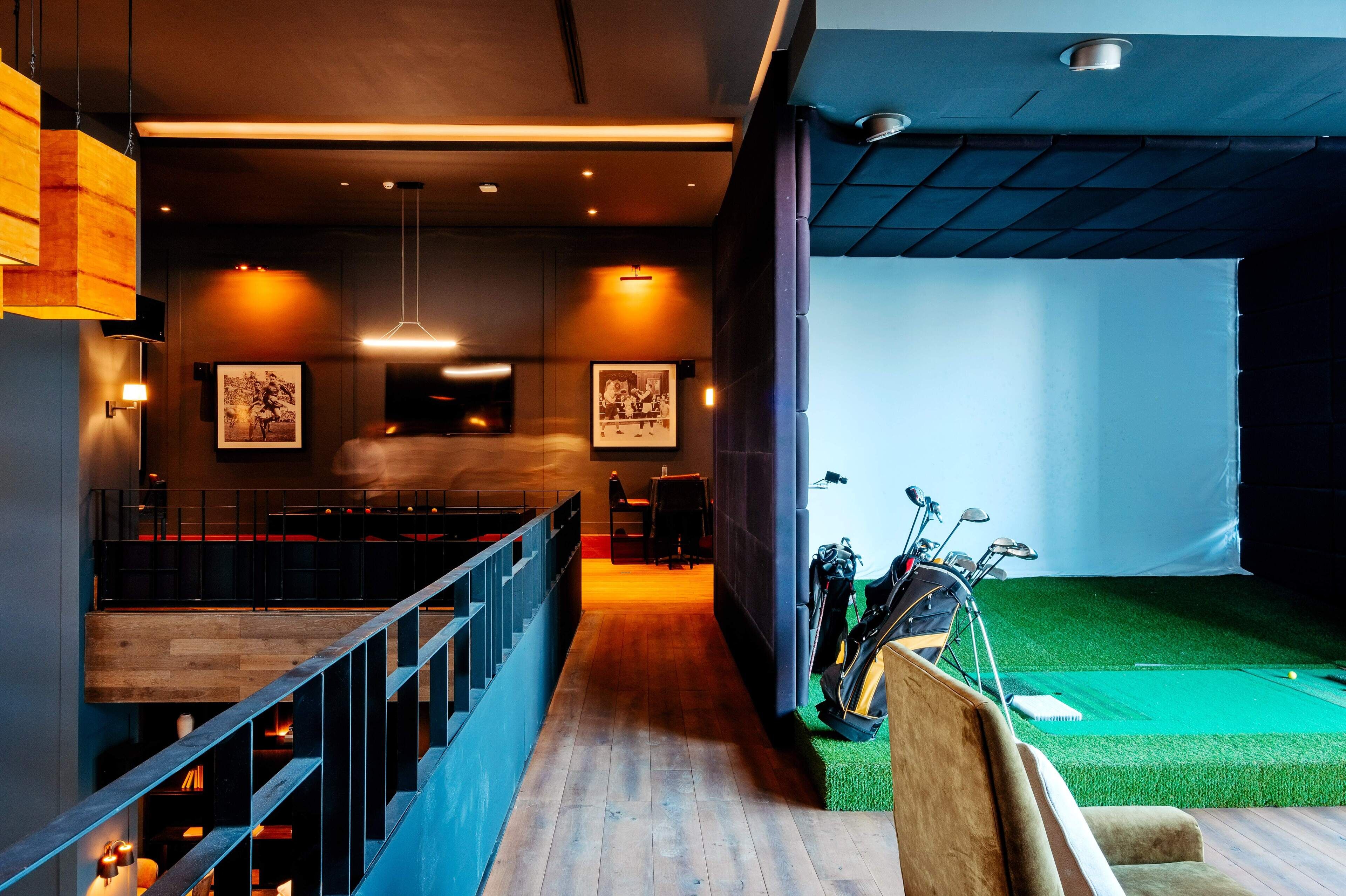 10 bars/lounges, 2 poolside bars, beach bar