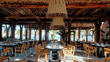 14 Restaurants; Frühstück, Mittagessen und Abendessen werden serviert