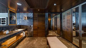Master Suite Ocean Front | Baño | Bañera y ducha independientes y artículos de higiene personal ecológicos