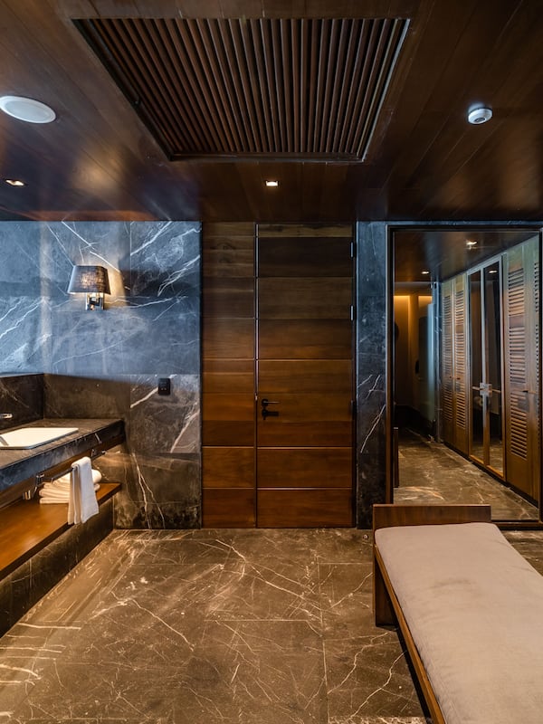 Master Suite Ocean Front | Bathroom | Separate tub and shower, eco-friendly toiletries, hair dryer, bathrobes