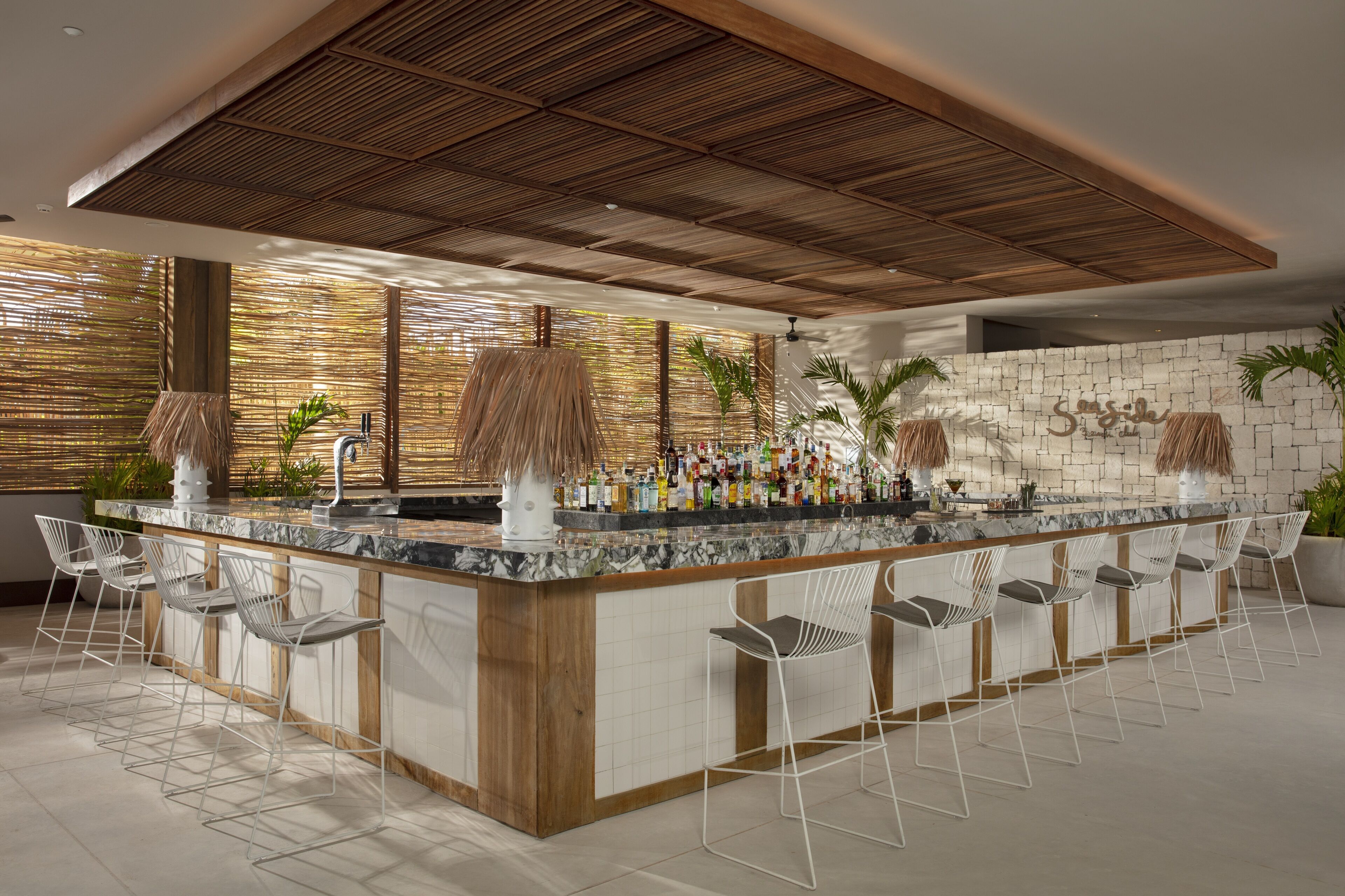 10 barer/lounger, 2 bassengbarer og strandbar
