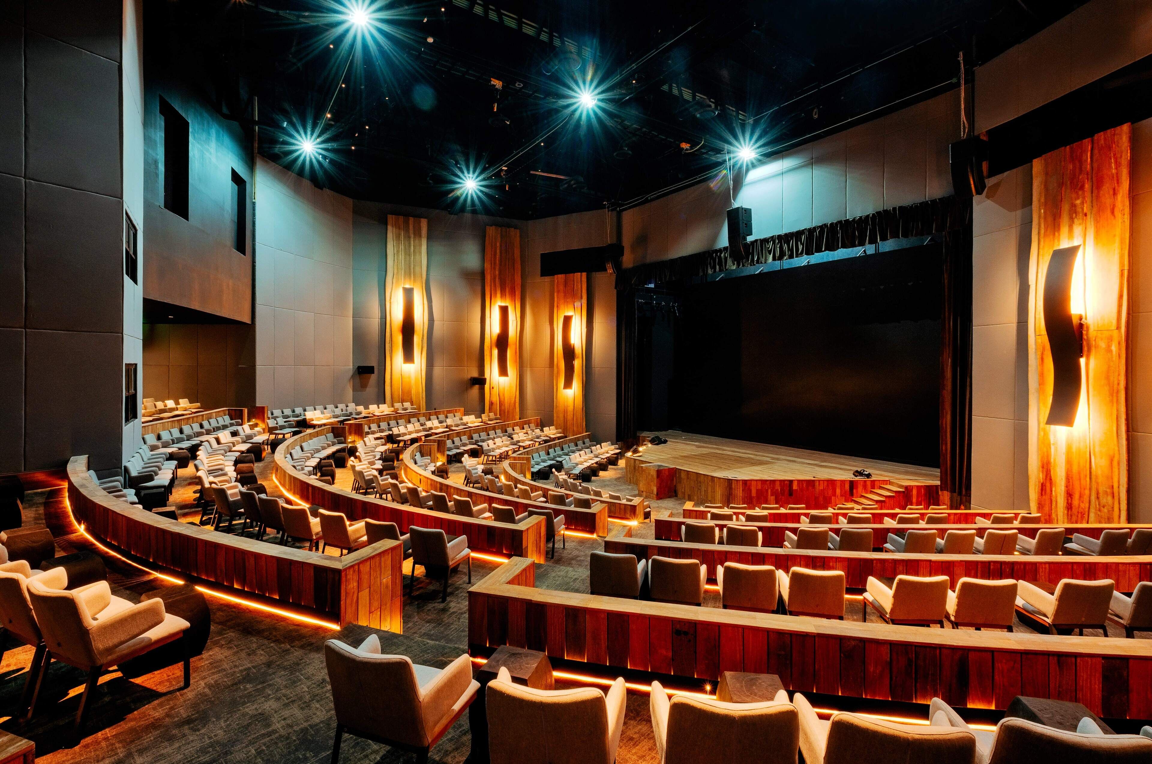 Un théâtre doté d’une salle en forme d’arc, de gradins et d’une scène.