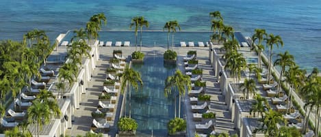 4 outdoor pools, open 8:00 AM to 6:00 PM, sun loungers