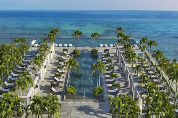 4 outdoor pools, open 8:00 AM to 6:00 PM, sun loungers