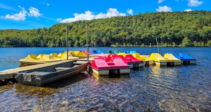 Mountain Bliss: Hot Tub, Shuttle to Okemo, Quiet Ludlow Retreat
