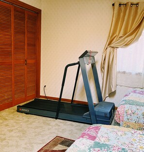 2 bedrooms, iron/ironing board, free WiFi, bed sheets - Julieann's in Alaska - Home in the Heart of Sitka (Sitka)