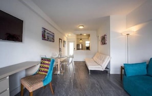 TV - North Beach Miami Modern Junior Suite with Pool (Miami Beach)