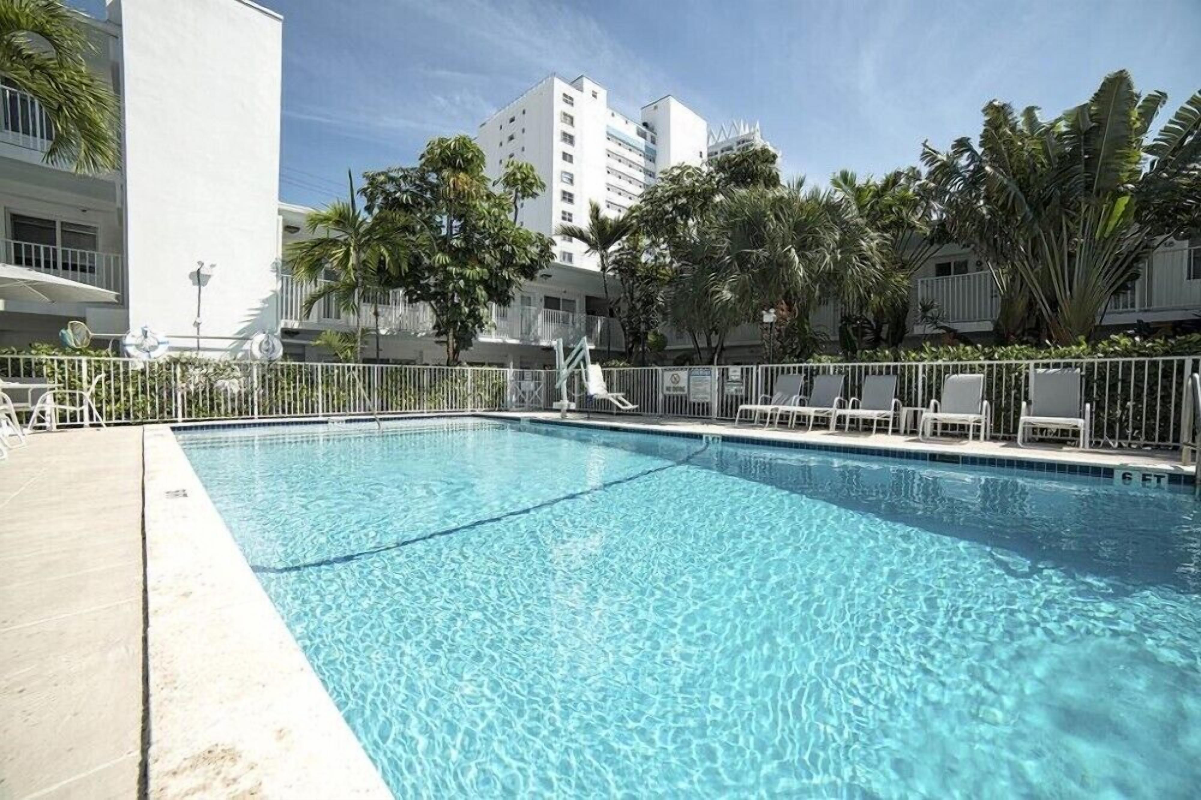 Cozy Junior Suite with Swimming Pool in North Beach Miami