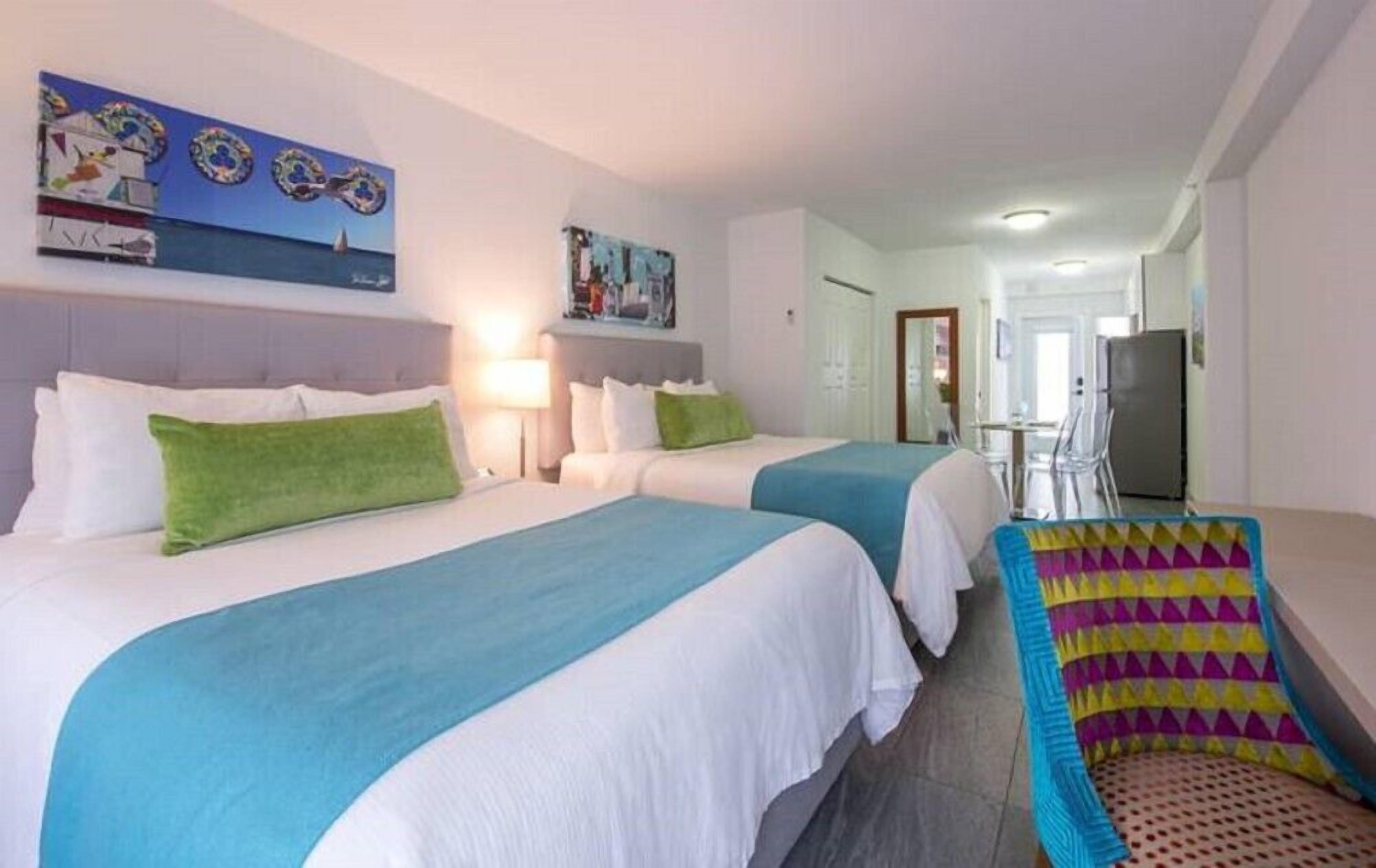 North Beach Miami Spacious and Modern Junior Suite with Pool