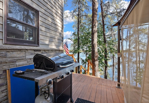 Lake Home - 6 bedrooms, 4 bath, sleeps 12 guests - also includes 24 foot pontoon boat