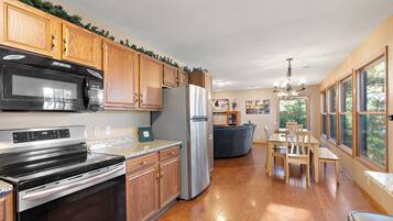 Réfrigérateur, four à micro-ondes, un four, surface de cuisson