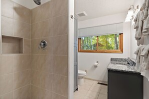 Baignoire, sĂšche-cheveux, serviettes fournies