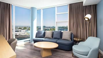 Suite Deluxe, 1 cama King size, en esquina | Área de sala de estar | Smart TV de 55 pulgadas con canales digitales, televisión y Netflix