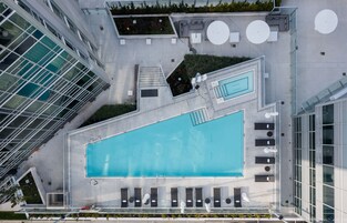 Una piscina al aire libre, sillones reclinables de piscina