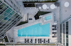 Utomhuspool med öppettider 08.00 till 22.00, och solstolar