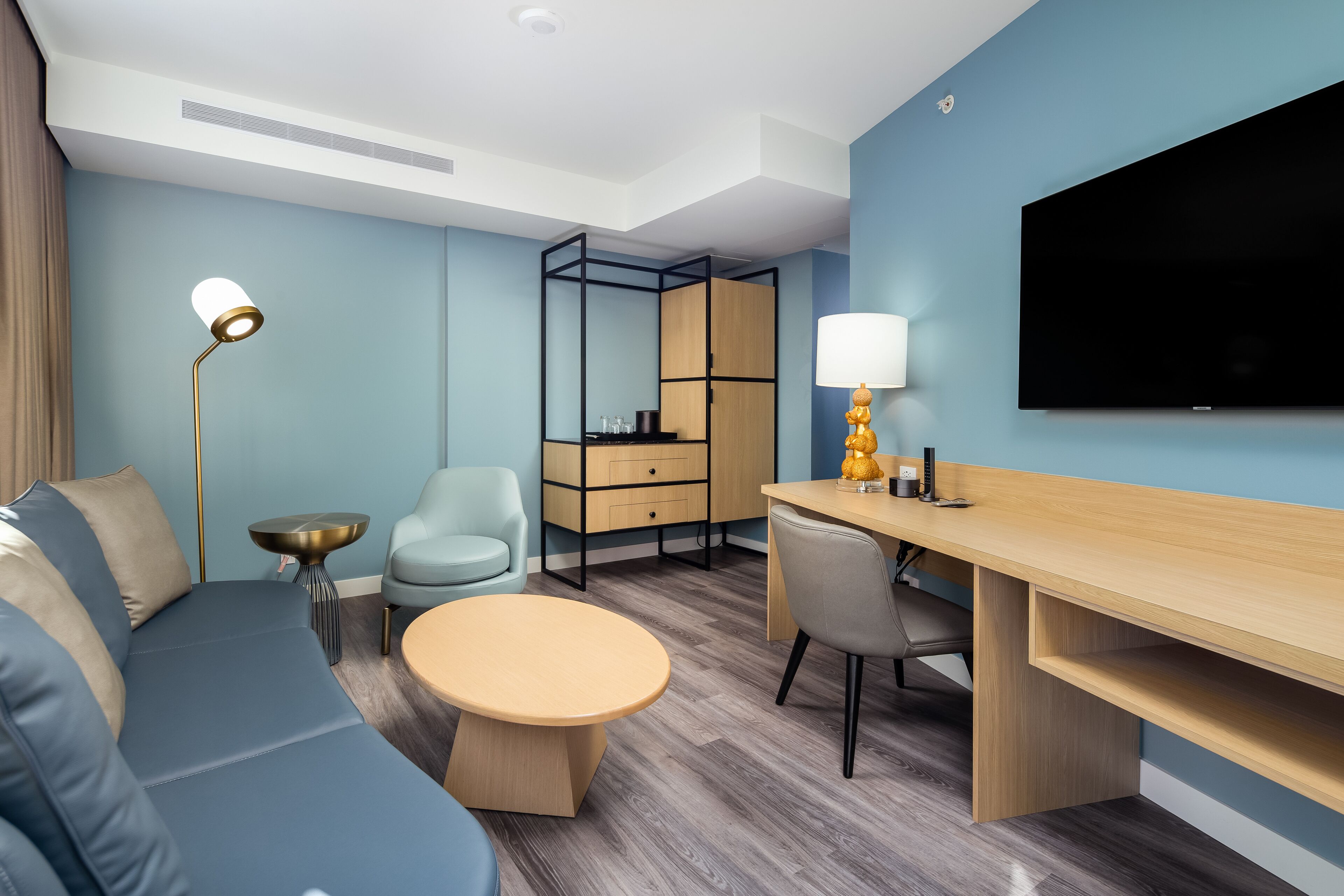 deluxe suite, 1 king bed, corner | living area | 55-inch smart tv with digital channels, tv, netflix