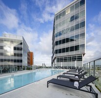 Piscina externa, funciona das 8h às 22h, espreguiçadeiras