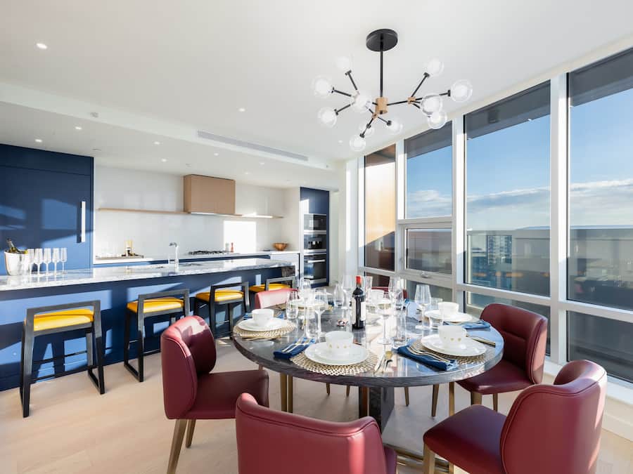 Luxury-Suite, 3 Schlafzimmer | Essbereich im Zimmer