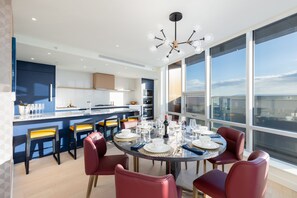Luxury Suite, 3 Bedrooms | In-room dining - Versante Hotel (Richmond)