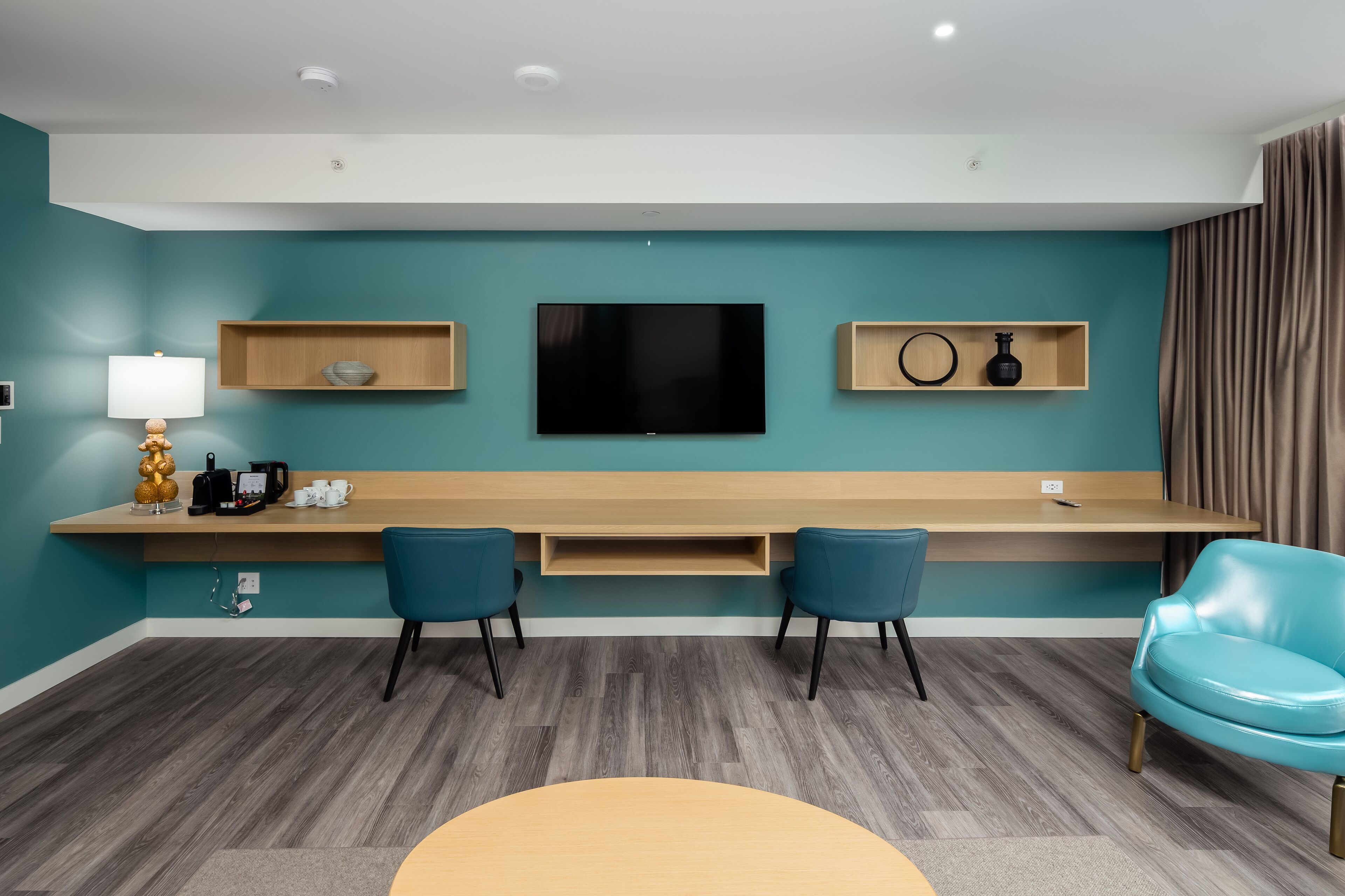 signature suite | living area | 55-inch smart tv with digital channels, tv, netflix