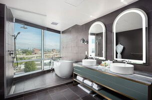 Habitación Deluxe, 1 cama de matrimonio grande, en esquina | Baño | Artículos de higiene personal de diseño, secador de pelo y albornoces