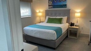 1 dormitorio y tabla de planchar con plancha