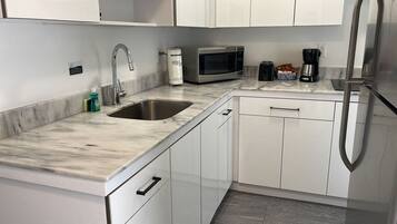 Jääkaappi, mikroaaltouuni, kahvin-/teenkeitin