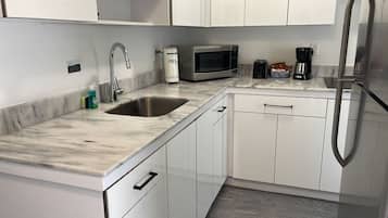 Kjøleskap, mikrobølgeovn og kaffetrakter/tekoker