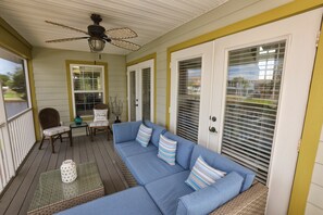 Smart TV, fireplace, books, printers - Spacious Waterfront Luxury Home w dock, kayaks & bicycles bring your boat! (Crystal River)
