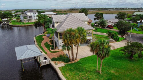Spacious Waterfront Luxury Home w dock, kayaks & bicycles bring your boat!