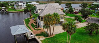 Spacious Waterfront Luxury Home w dock, kayaks & bicycles bring your boat!