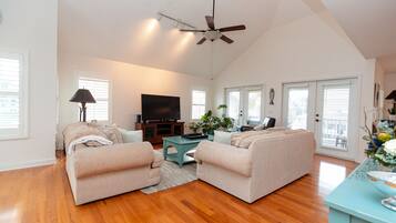 TV connectée, cheminée, livres, imprimantes