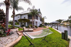 Terrace/patio - Spacious Waterfront Luxury Home w dock, kayaks & bicycles bring your boat! (Crystal River)