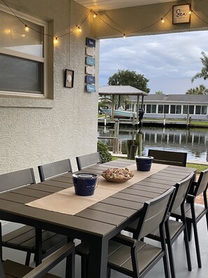 Outdoor dining - Spacious Waterfront Luxury Home w dock, kayaks & bicycles bring your boat! (Crystal River)
