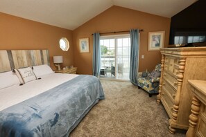 3 bedrooms, iron/ironing board, free WiFi, bed sheets - Spacious Waterfront Luxury Home w dock, kayaks & bicycles bring your boat! (Crystal River)