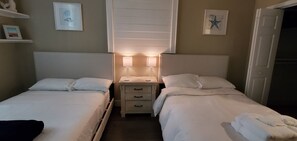 2 bedrooms, iron/ironing board, WiFi, bed sheets - Resort Style Living 5 minutes from the beach  (Lantana)