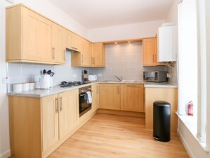 Cottage | Private kitchen | Fridge, dishwasher, electric kettle, toaster